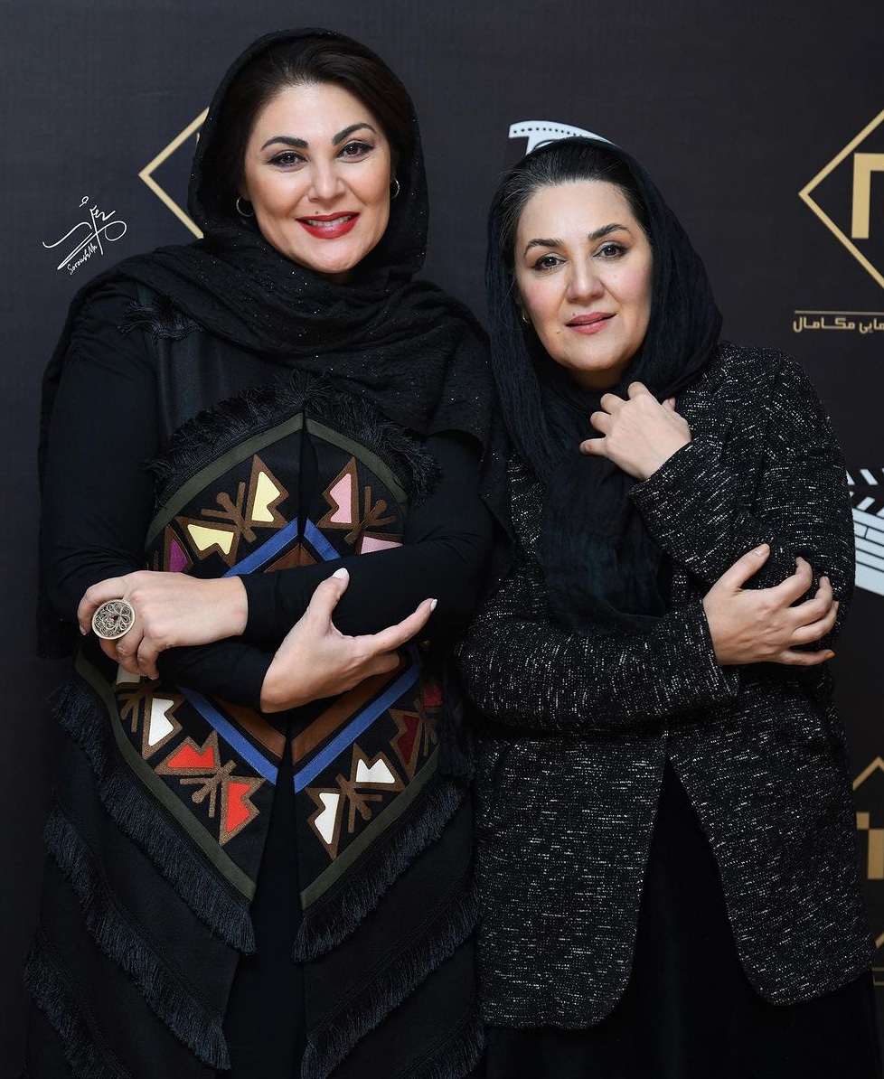 تیپ تمام مشکی ستاره و لاله اسکندری در یک مراسم