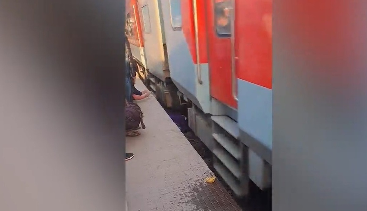 فیلم| نجات معجزه‌آسای مادر و کودک سقوط کرده زیر قطار