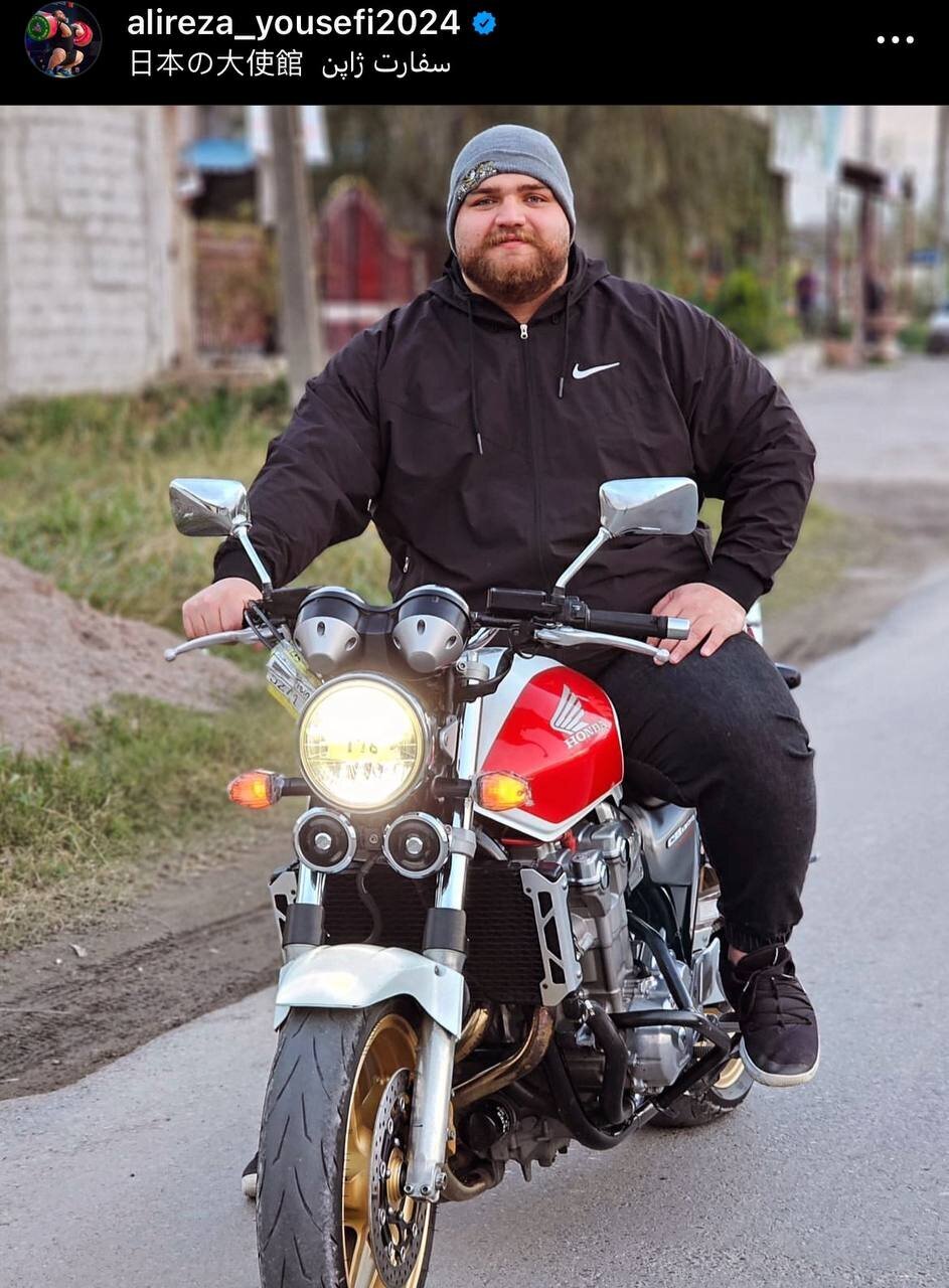 عکس‌| ملی‌پوش وزنه‌برداری با موتور سنگین در سفارت ژاپن!