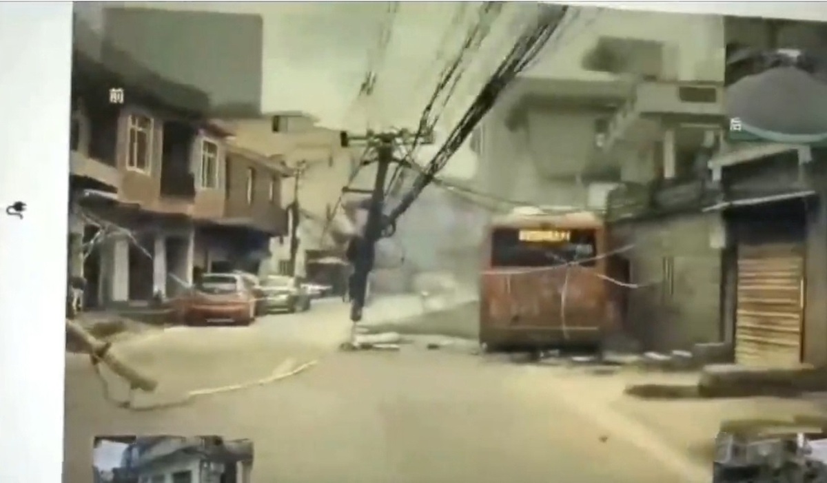 فیلم| تصادف هولناک اتوبوس درون شهری با تیر برق