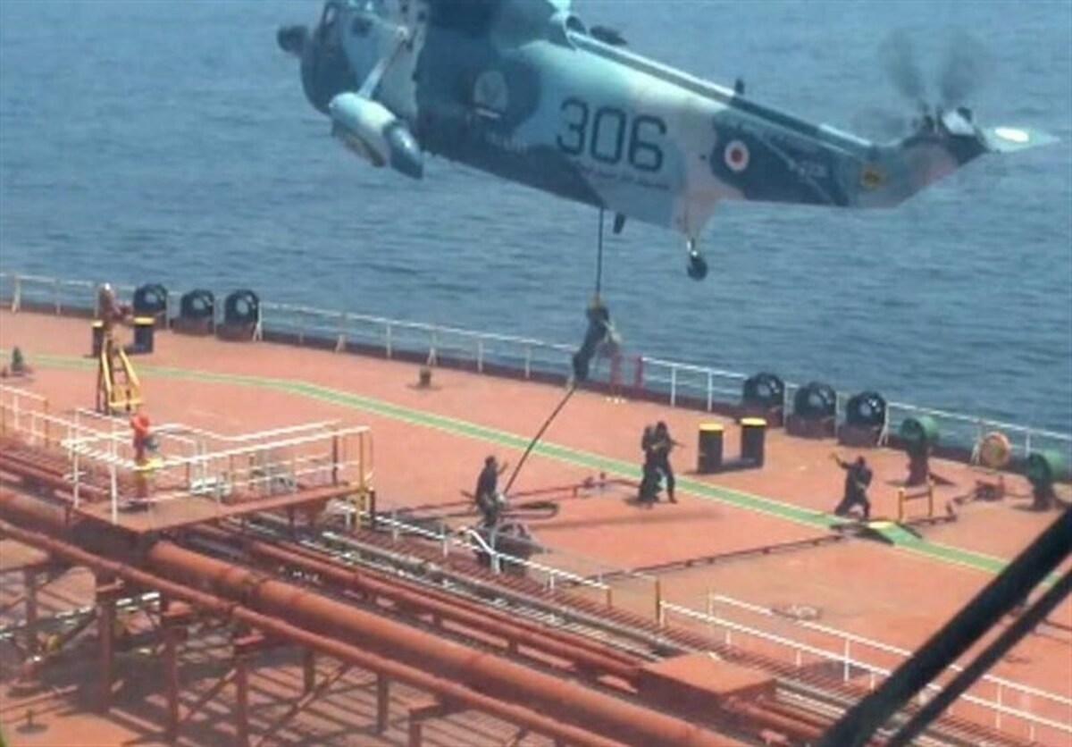 توقیف یک نفتکش توسط نیروی دریایی ارتش