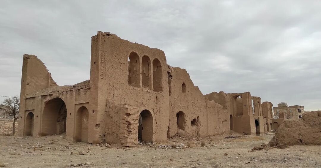 عکس| عمارت قاجاری محل گشت و گذار مرغ و خروس‌ها