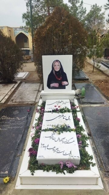 عکس | کتیبه سنگ مزار بیتا فرهی برگشت عکس | کتیبه سنگ مزار بیتا فرهی برگشت