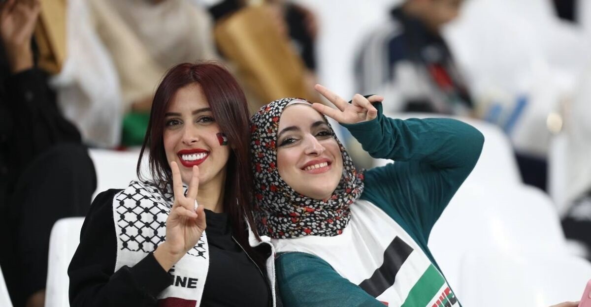 تصاویر| دختران فلسطینی تماشاگر بازی ایران؛ هواداران زنی که در تلویزیون سانسور شدند!