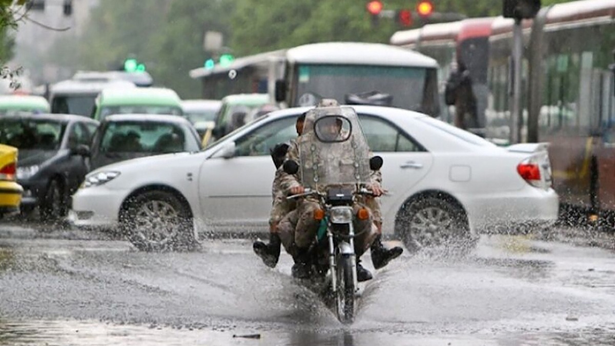 فیلم| خطر موتورسواری در روز‌های بارانی