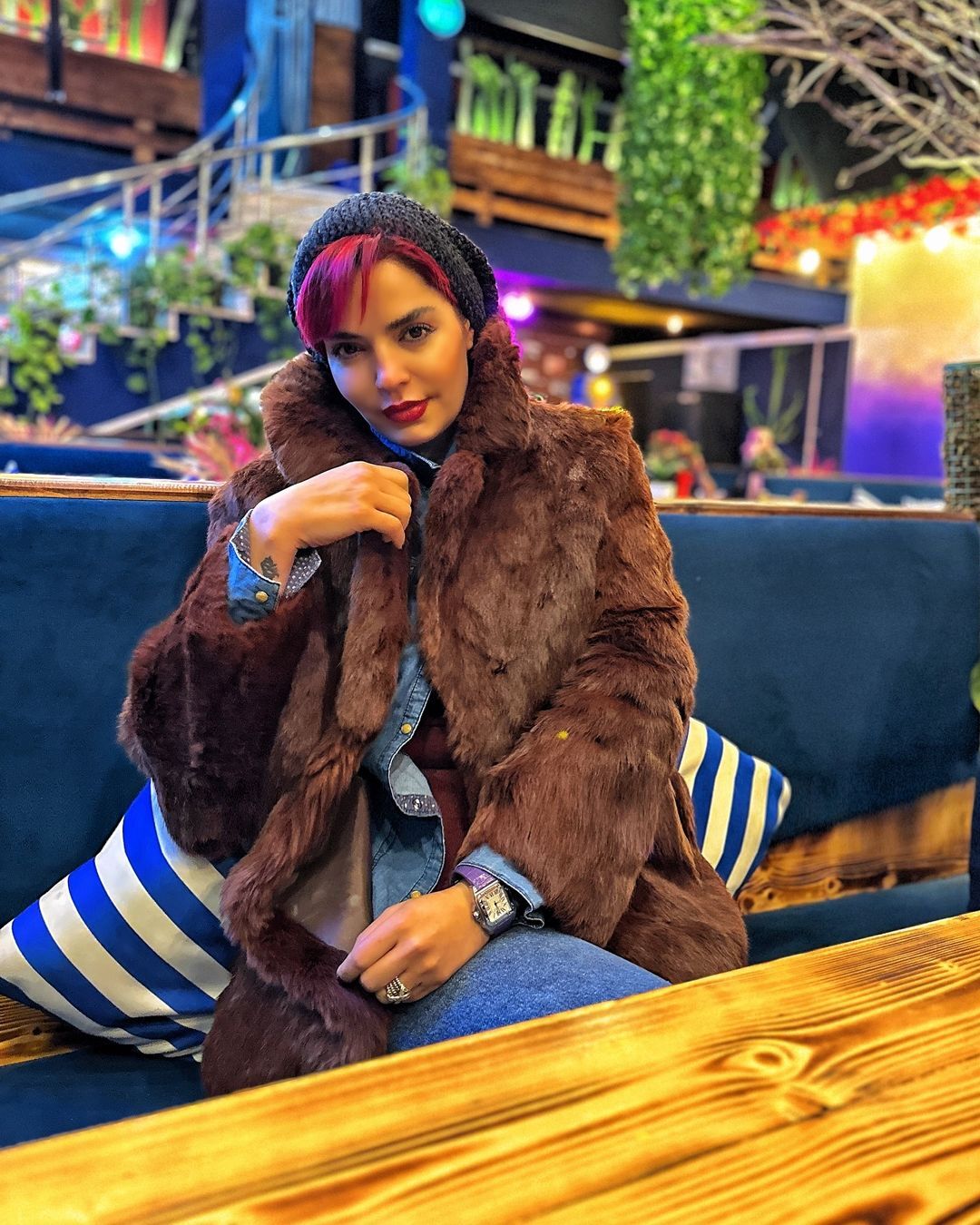 عکس| تیپ خاص بازیگر سریال آوای باران در یک رستوران