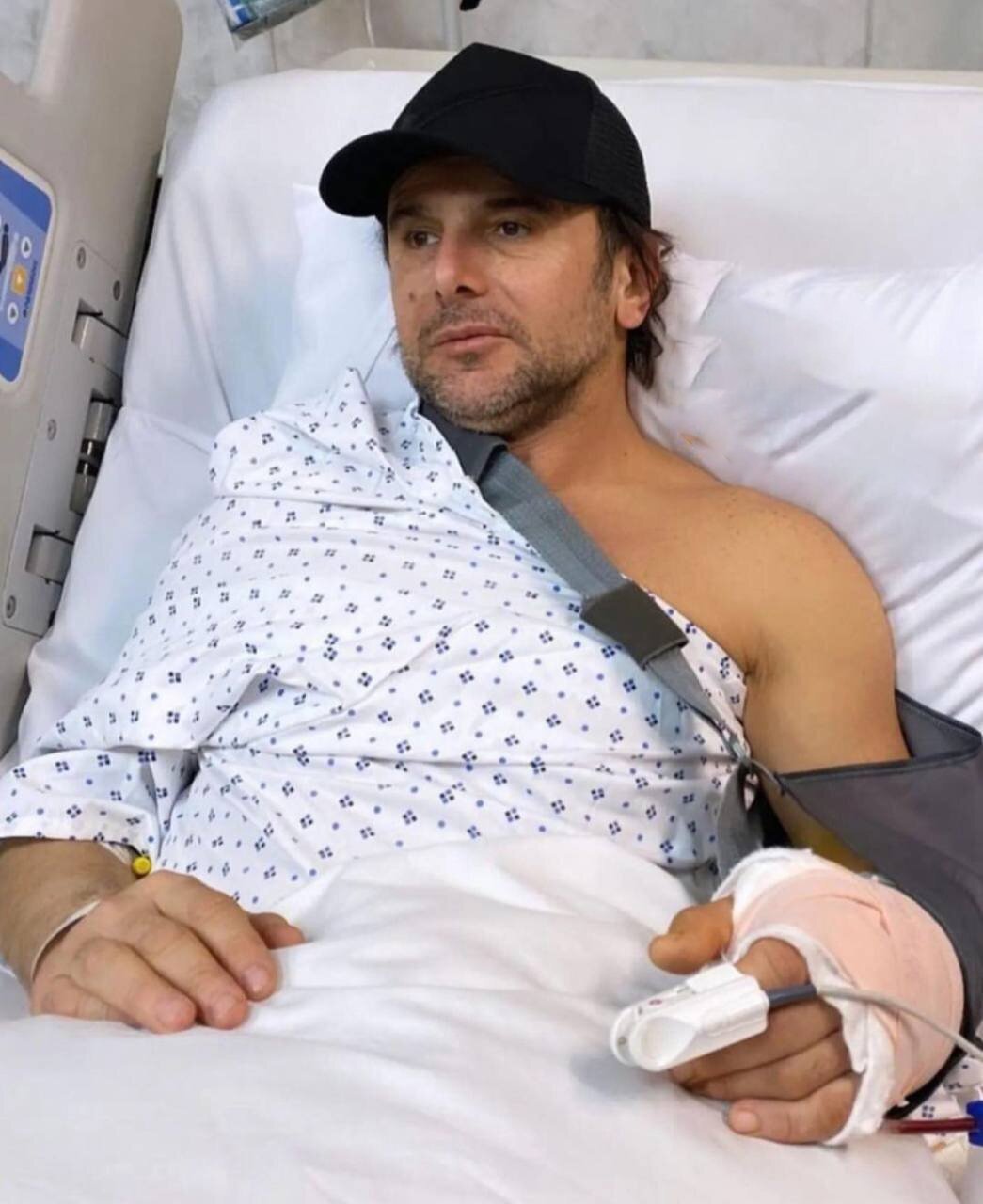 عکس| اولین تصویر از امین حیایی روی تخت بیمارستان؛ چه بلایی سر آقای بازیگر آمد؟