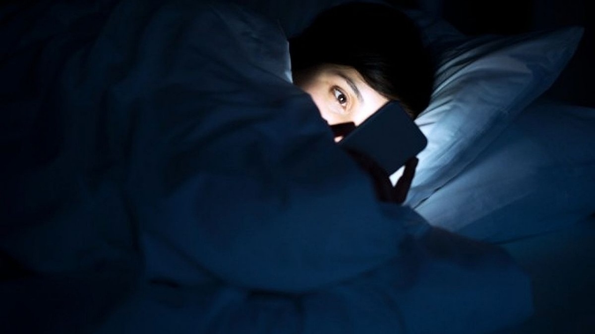 فیلم| چرا نباید قبل از خواب با گوشی کار کنیم؟