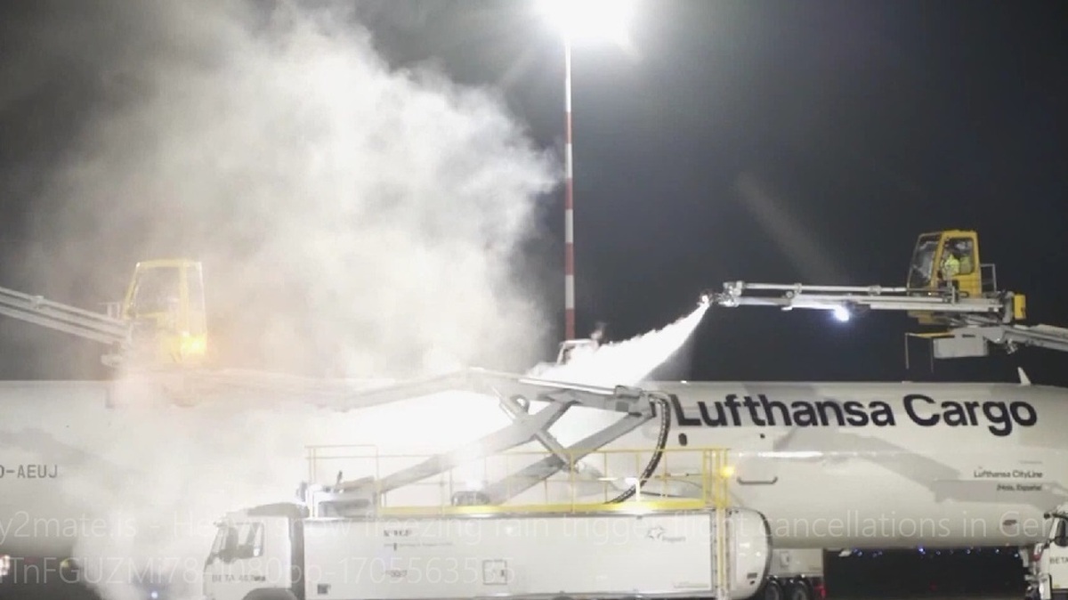 فیلم| هواپیماها در فرودگاه فرانکفورت آلمان یخ زدند