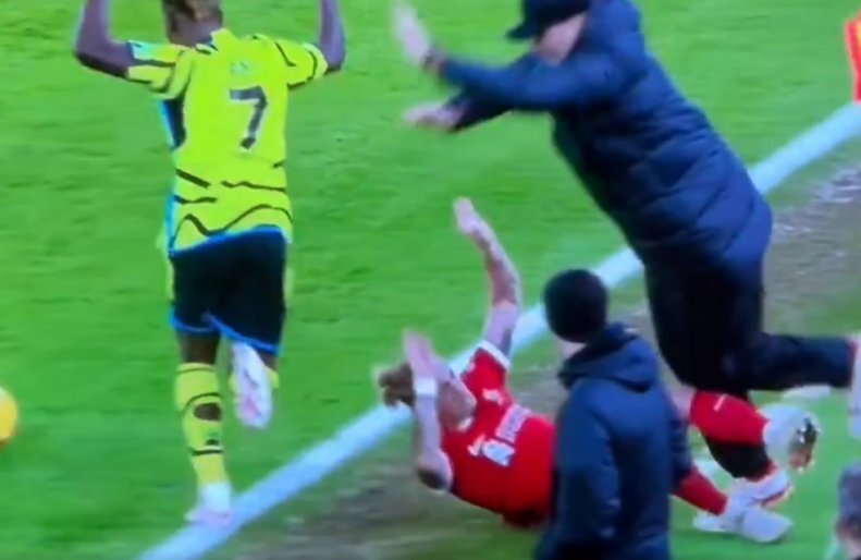 عکس| تکل مدافع زیر پای سرمربی! عکس| تکل مدافع زیر پای سرمربی!