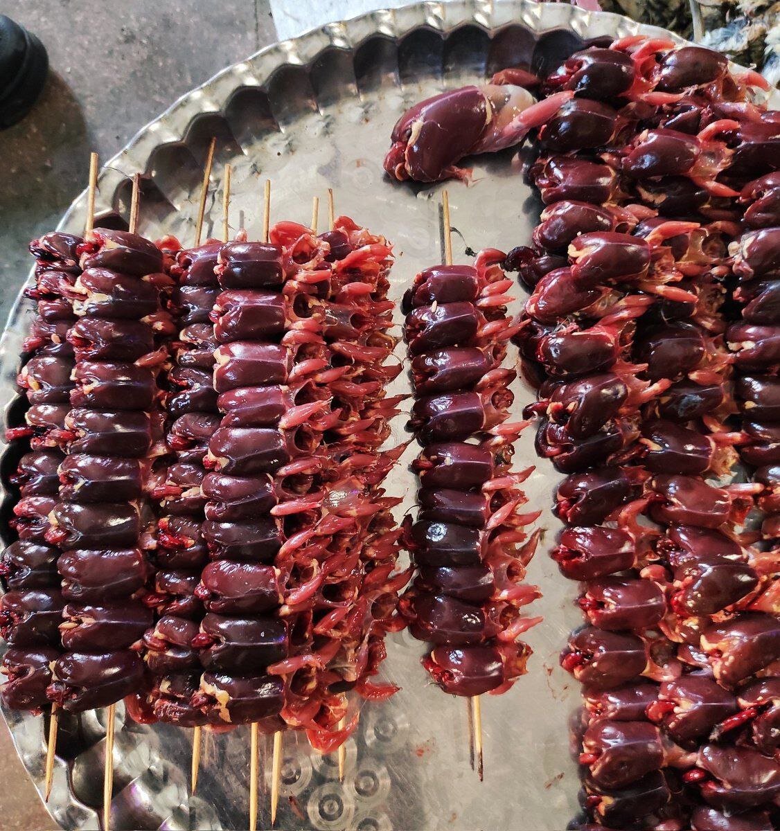 عکس| تصویری تلخ از گنجشک‌های سلاخی شده در بازار سی متری اهواز!