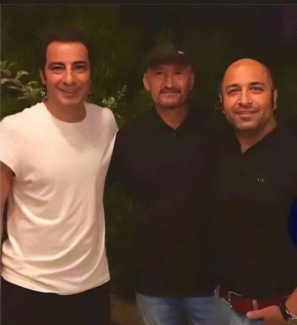 عکس| تصویر یادگاری نوید محمدزاده در کنار پدر فرشته حسینی و برادر زنش