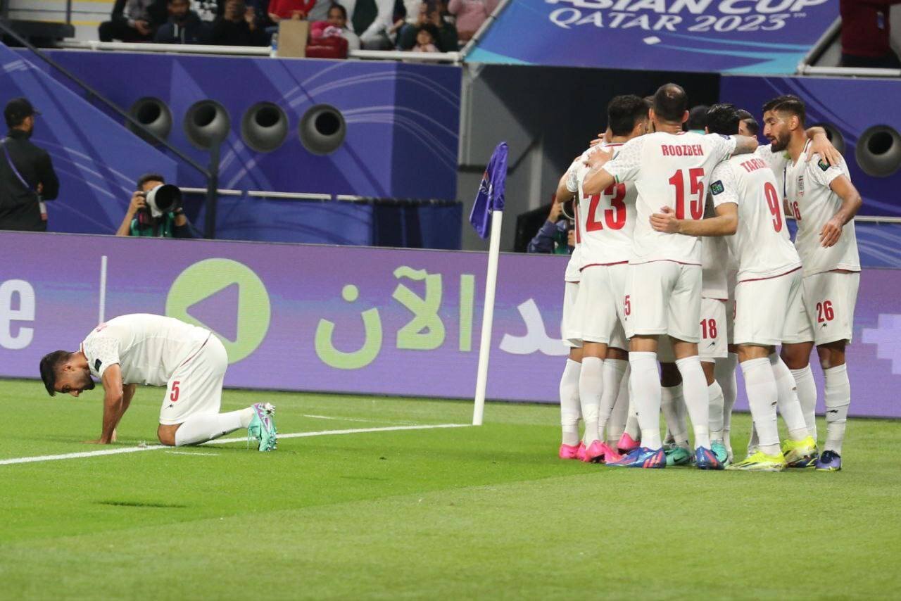 عکس| خوشحالی گل متفاوت میلاد محمدی بعد از گل به هنگ کنگ؛ سجده در کنار زمین