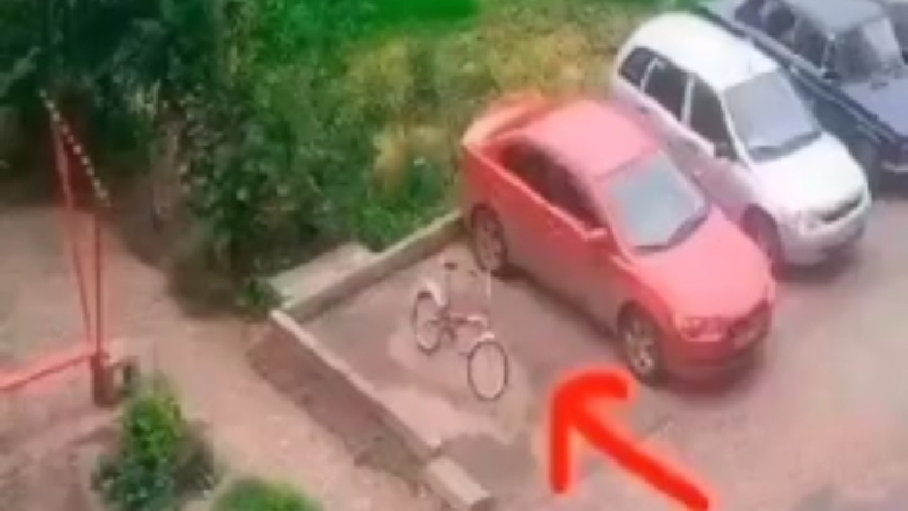 فیلم| حاصل لجبازی خودرو با دوچرخه