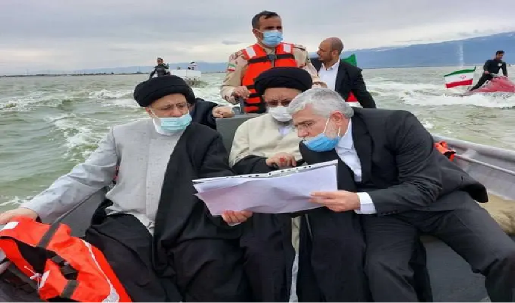 عکس چالش‌برانگیز ابراهیم رئیسی هنگام قایق‌سواری؛ ماسک مهم‌تر است یا جلیقه؟