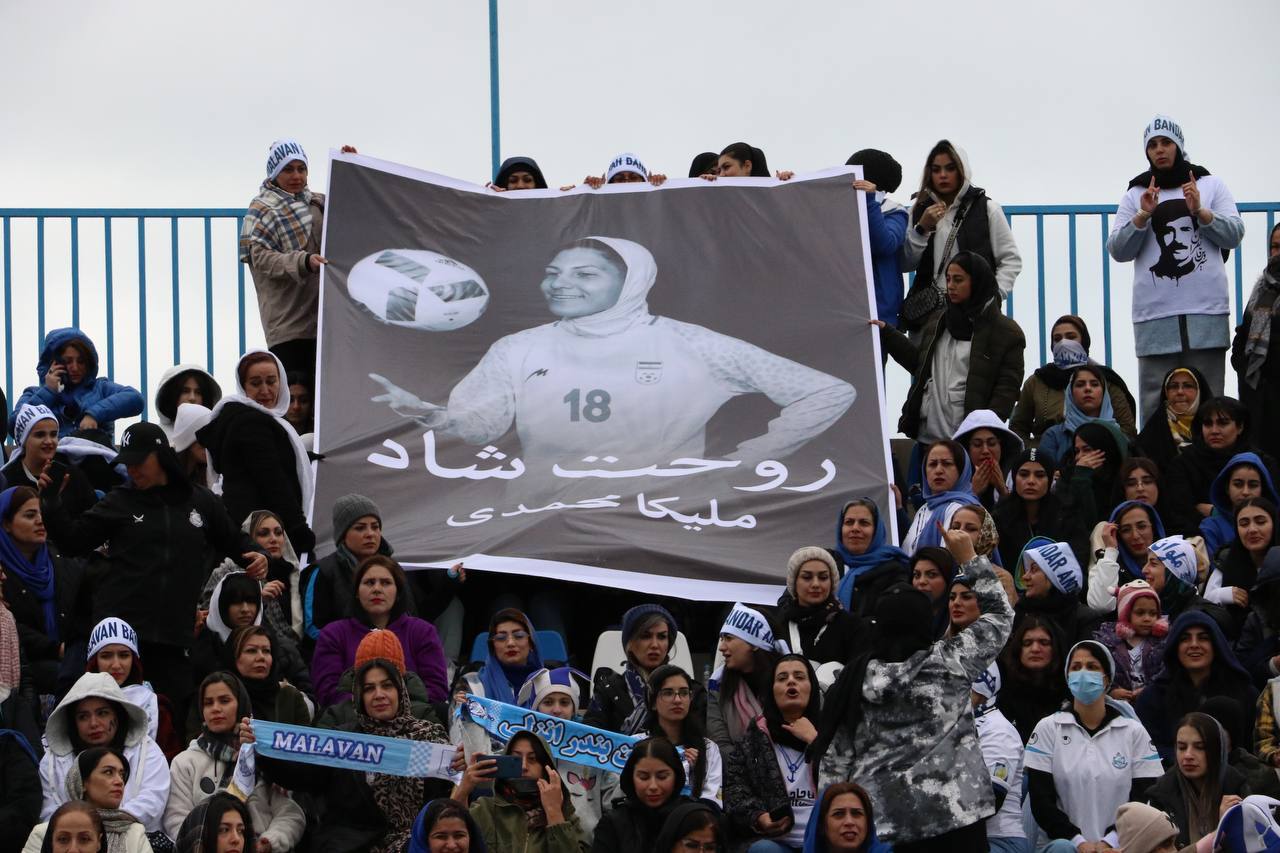 عکس| بنر ملیکا محمدی در دست دختران ملوانی عکس| بنر ملیکا محمدی در دست دختران ملوانی