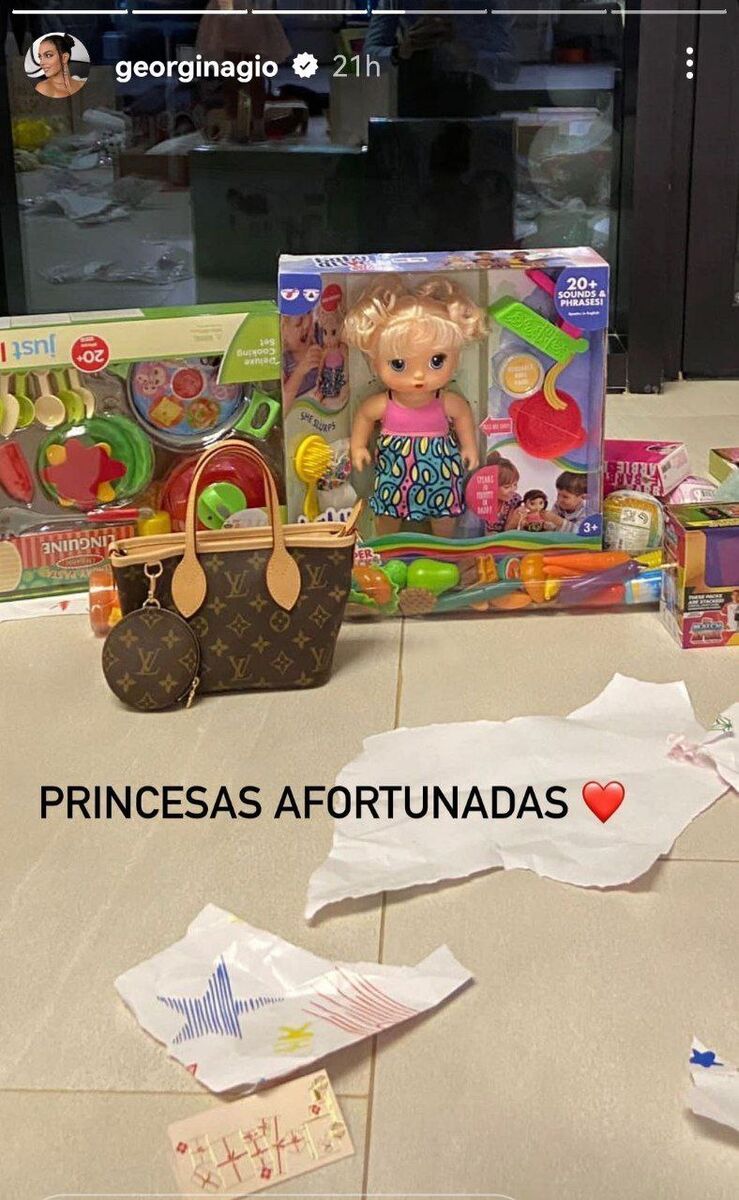 عکس| انتقاد و تمسخر پست کریسمسی جورجینا عکس| انتقاد و تمسخر پست کریسمسی جورجینا