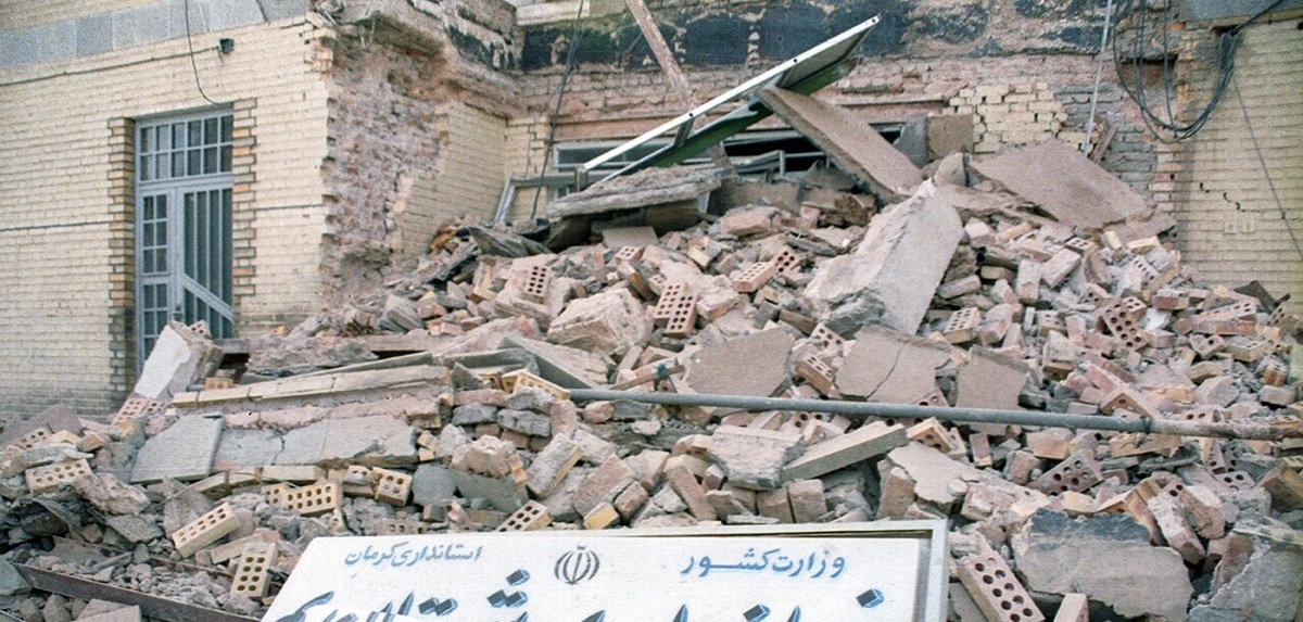 عکس| تصویری تلخ از دفن دسته‌جمعی قربانیان در زلزله بم