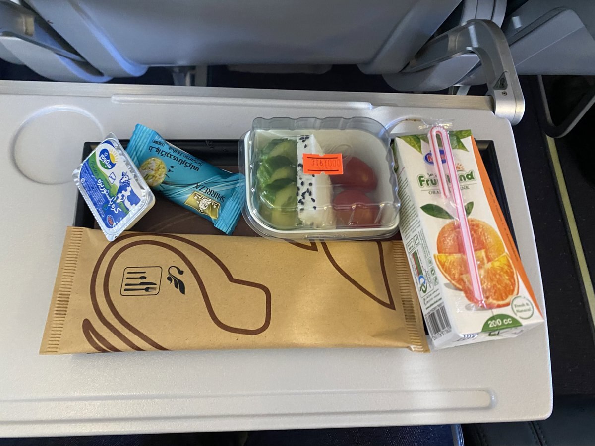 عکس| تصویر حاشیه‌ساز از صبحانه یک ایرلاین ایرانی