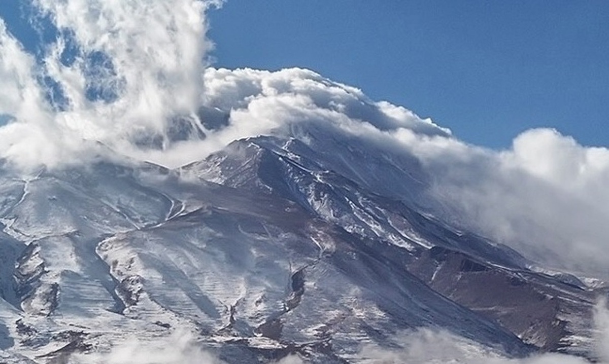 فیلم| قله دماوند در آغوش ابرها