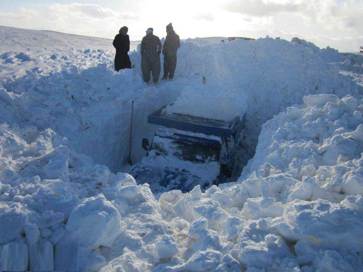 فیلم| برف سنگین نیسان آبی را دفن کرد