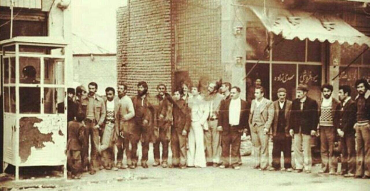 عکس| تصویری زیر خاکی از تهران قدیم؛ ۲۰ نفر معطل چانه گرم یک نفر عکس| تصویری زیر خاکی از تهران قدیم؛ ۲۰ نفر معطل چانه گرم یک نفر