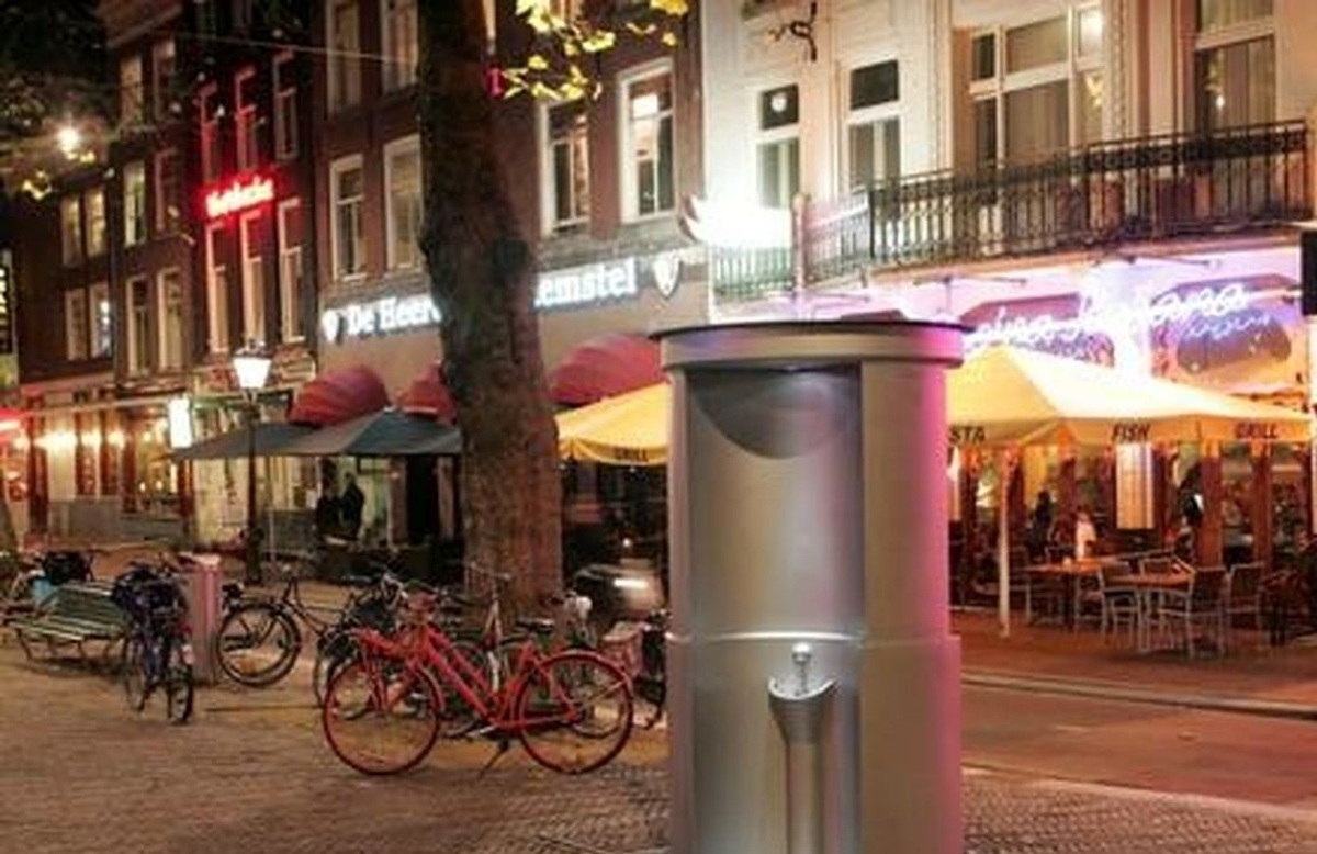 عکس| عجیب ترین منظره در خیابان های هلند ؛ توالتی که از زیر زمین بیرون می آید!