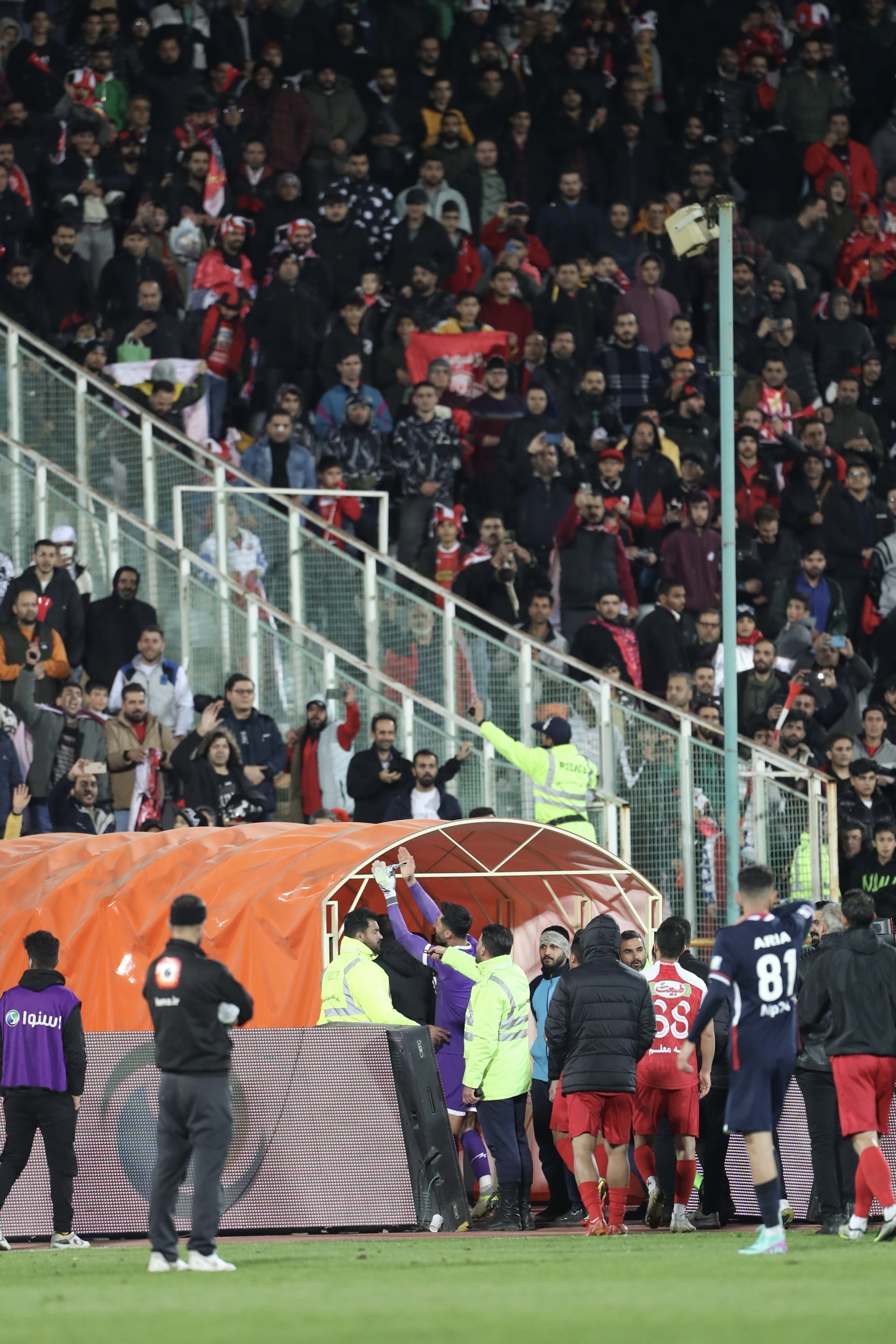 عکس| واکنش مظاهری به پرتاب بطری پرسپولیسیها عکس| واکنش مظاهری به پرتاب بطری پرسپولیسیها