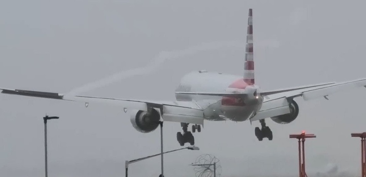 فیلم| تلو تلو خوردن یک هواپیمای مسافربری هنگام فرود در فرودگاه
