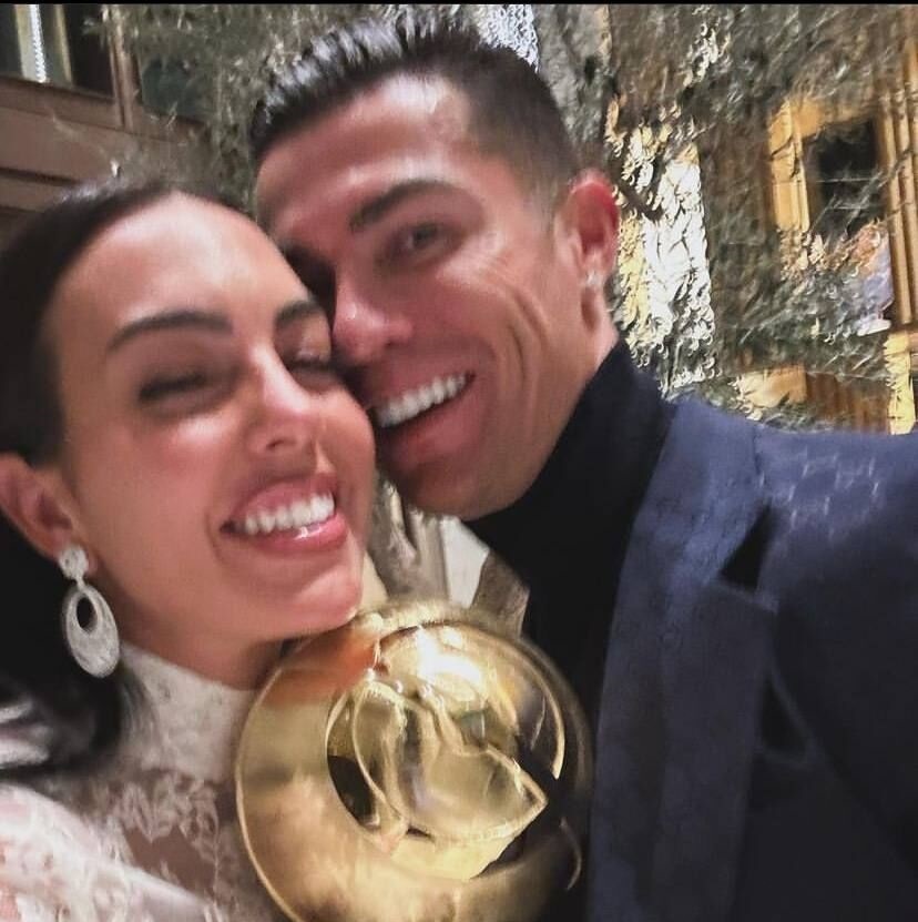 عکس| لحظه عاشقانه رونالدو و جورجینا با گلوب ساکر عکس| لحظه عاشقانه رونالدو و جورجینا با گلوب ساکر