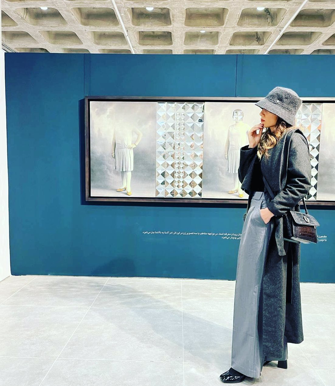 عکس | استایل متفاوت سمیرا حسن‌پور در یک گالری هنری