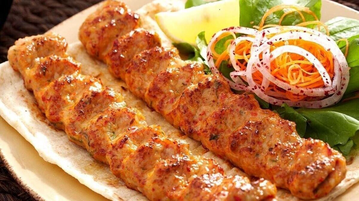 فیلم| طرز تهیه کباب کوبیده مرغ به سبک ترکیه‌ای