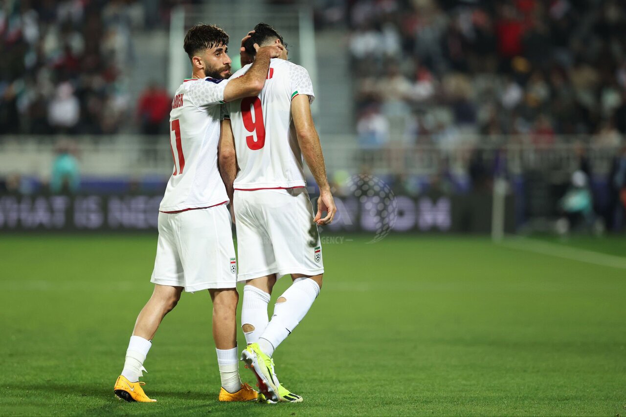 عکس| دلداری علی قلی‌زاده به مهدی طارمی بعد از اخراج از زمین