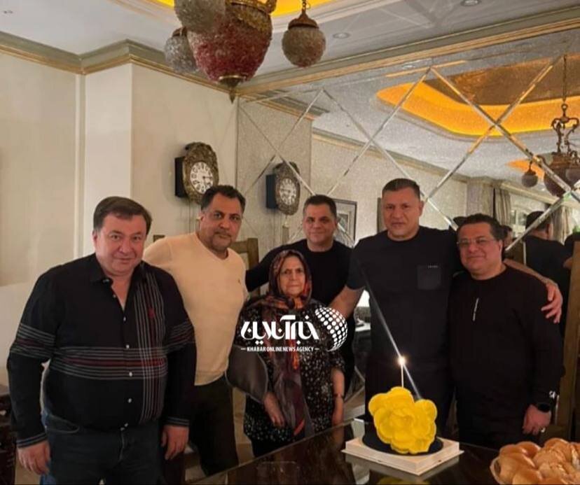 عکس| جشن تولد خانوادگی علی دایی در کنار مادرش