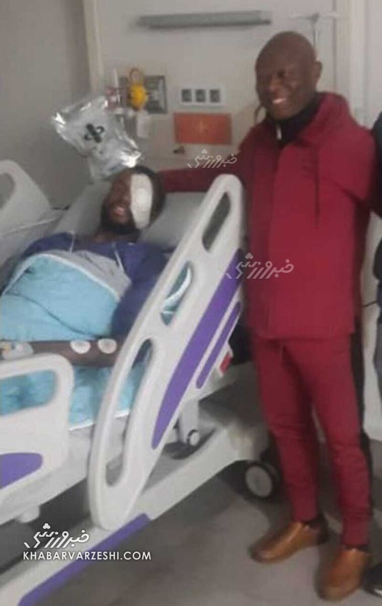 عکس| حضور پدر یامگا در بیمارستان بر بالین ستاره استقلال عکس| حضور پدر یامگا در بیمارستان بر بالین ستاره استقلال