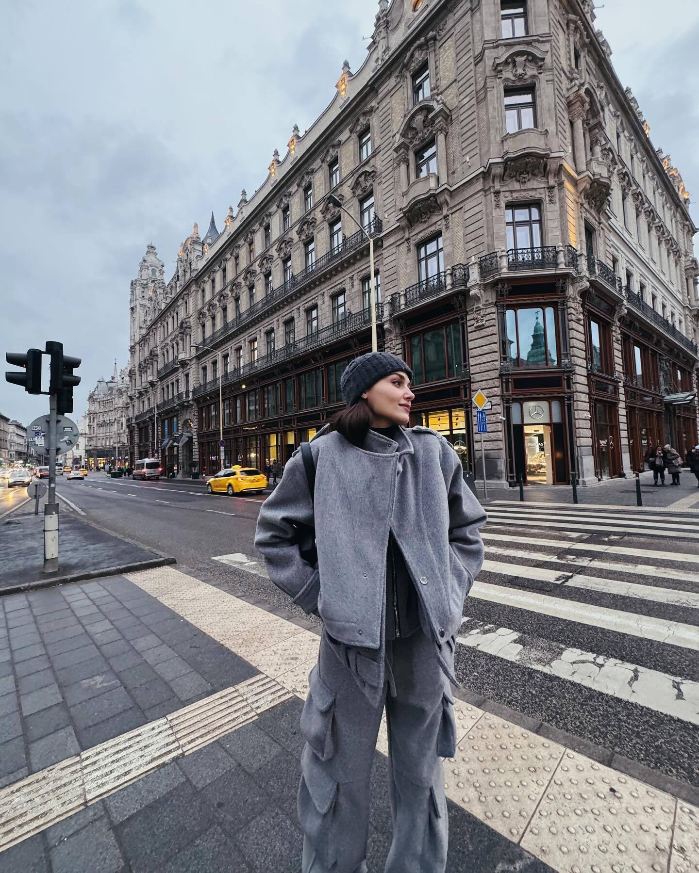 عکس| استایل طوسی رنگ هانده ارچل در مجارستان جلب توجه کرد