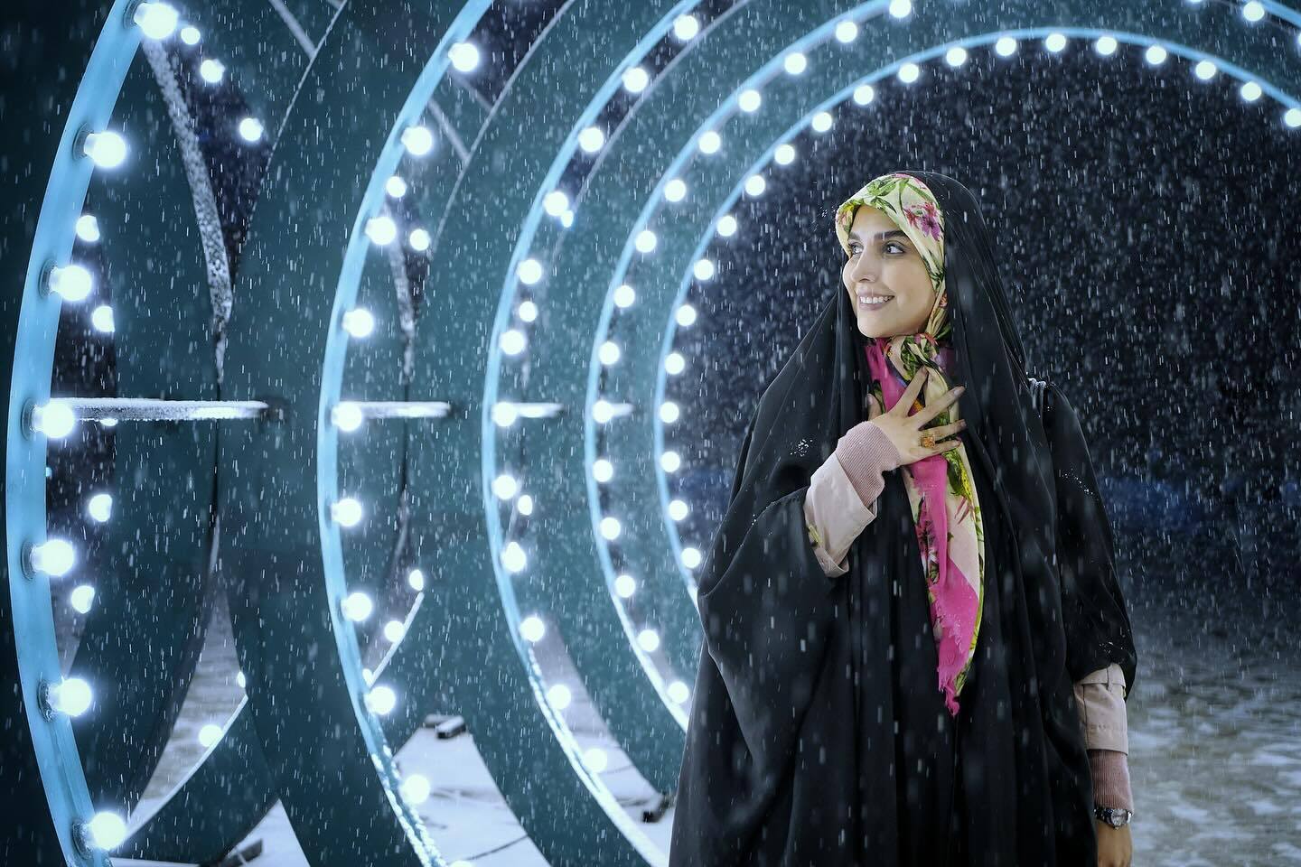 عکس| استایل هنری مژده لواسانی در حاشیه جشنواره فجر