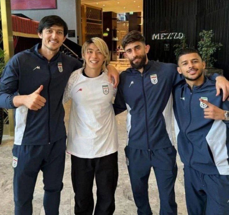 عکس| هوادار معروف ژاپنی کنار ستارگان تیم ملی عکس| هوادار معروف ژاپنی کنار ستارگان تیم ملی