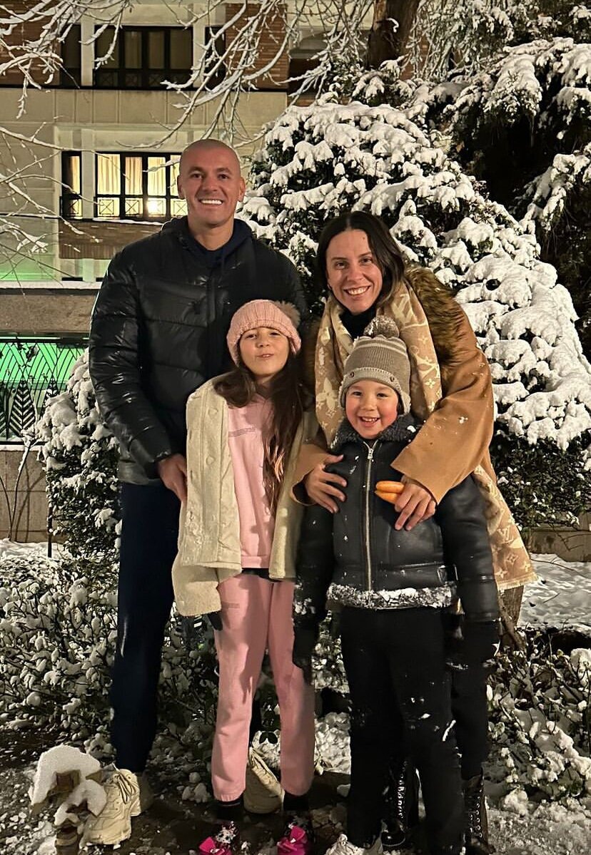 عکس| روز برفی ستاره استقلال و خانواده‌اش در تهران