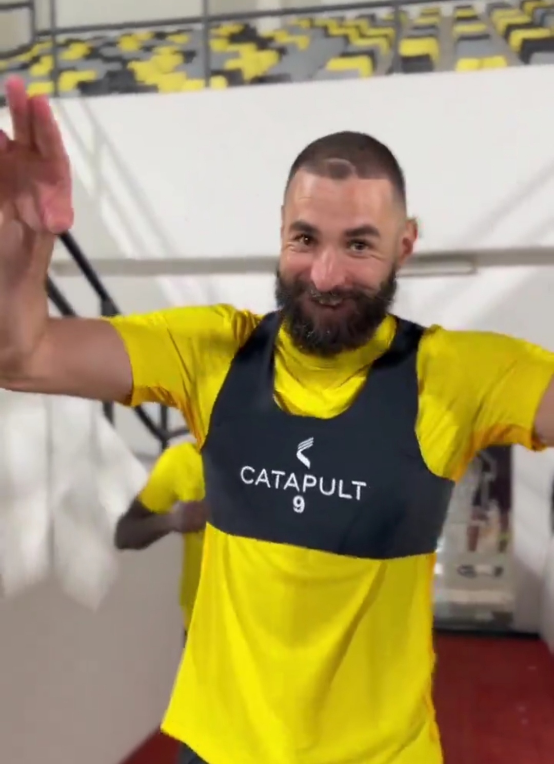 عکس| کریم بنزما با ژست جالب به الاتحاد برگشت