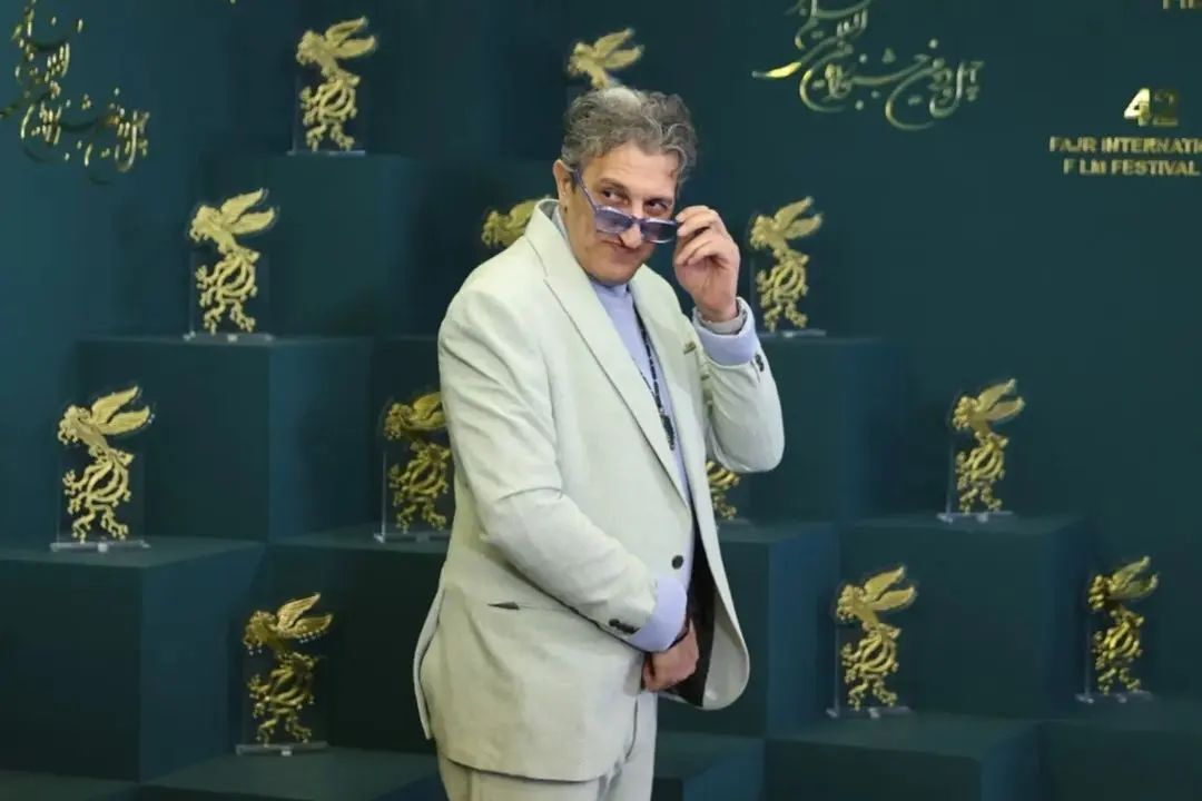 عکس| ژست خنده‌دار یوسف صیادی در جشنواره فجر