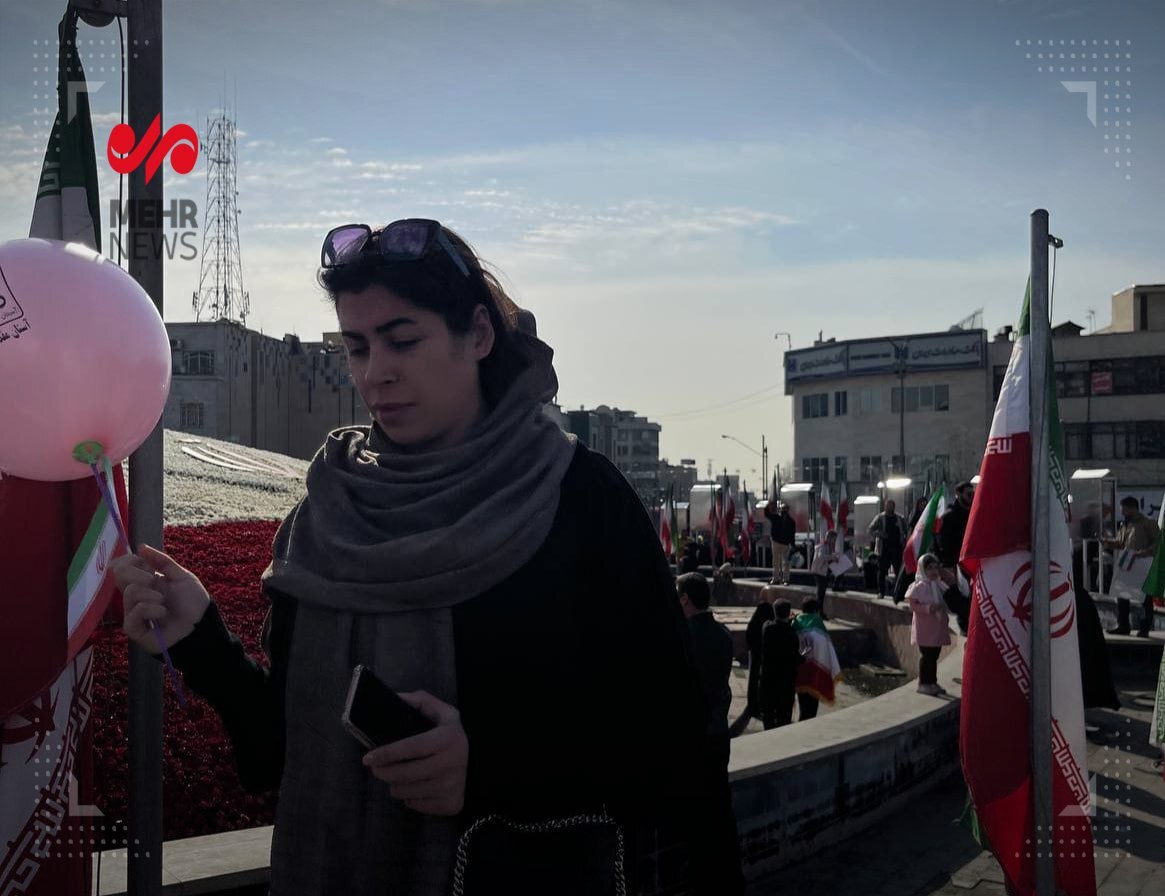 عکس پربازدید از پوشش یک خانم در راهپیمایی تهران