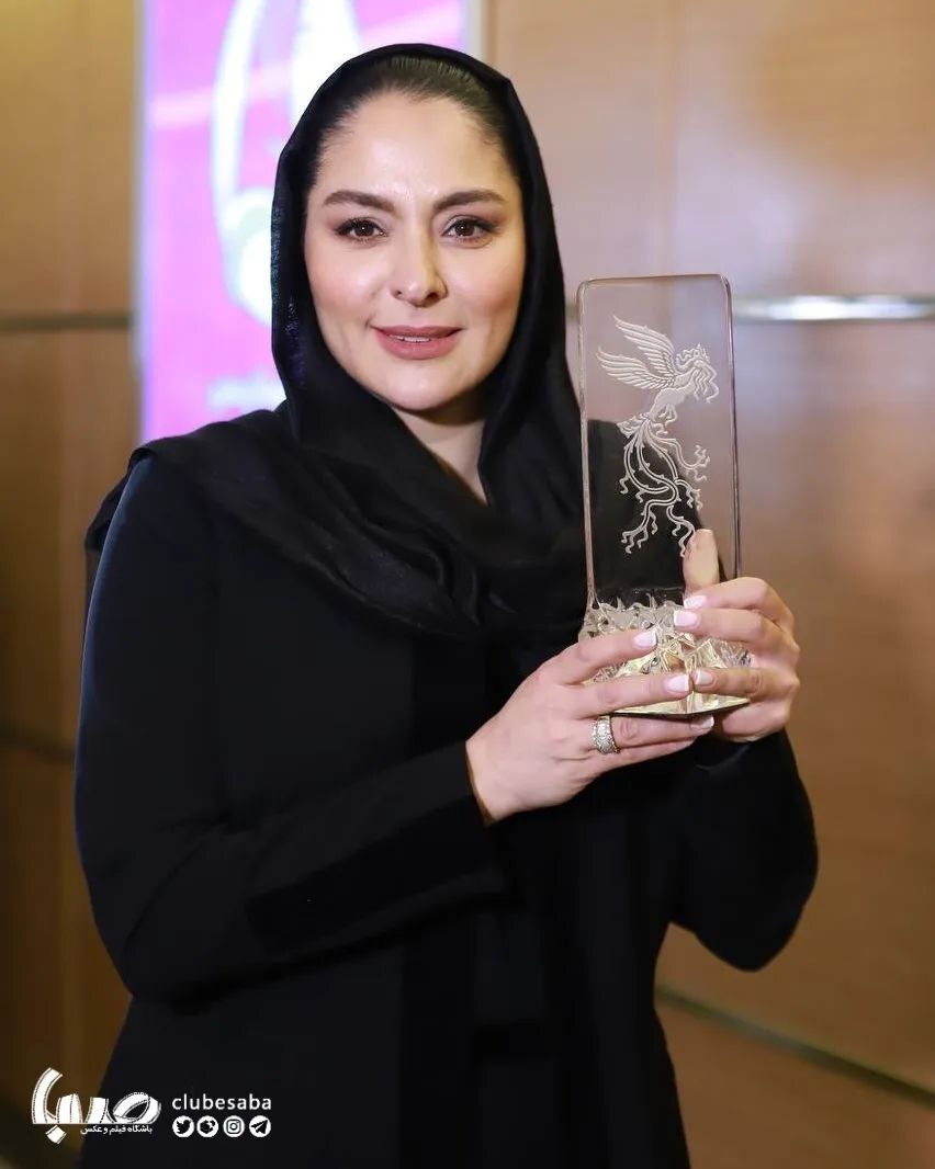 عکس| ژست خوشحال بهترین بازیگر زن جشنواره فجر