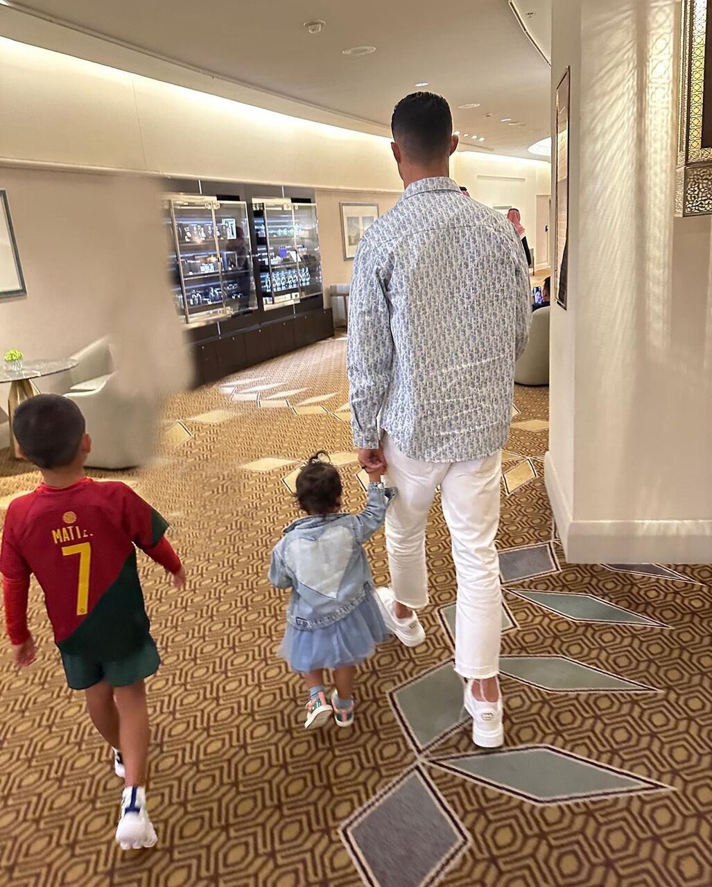 عکس| قدم زدن بامزه کریستیانو رونالدو با دختر و پسر کوچکش عکس| قدم زدن بامزه کریستیانو رونالدو با دختر و پسر کوچکش