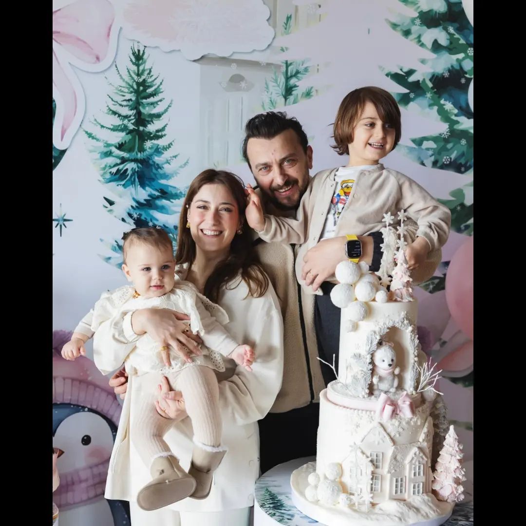 عکس | قاب خانوادگی لیلا هازال کایا بازیگر زن سریال «عشق ممنوع» عکس | قاب خانوادگی لیلا هازال کایا بازیگر زن سریال «عشق ممنوع»