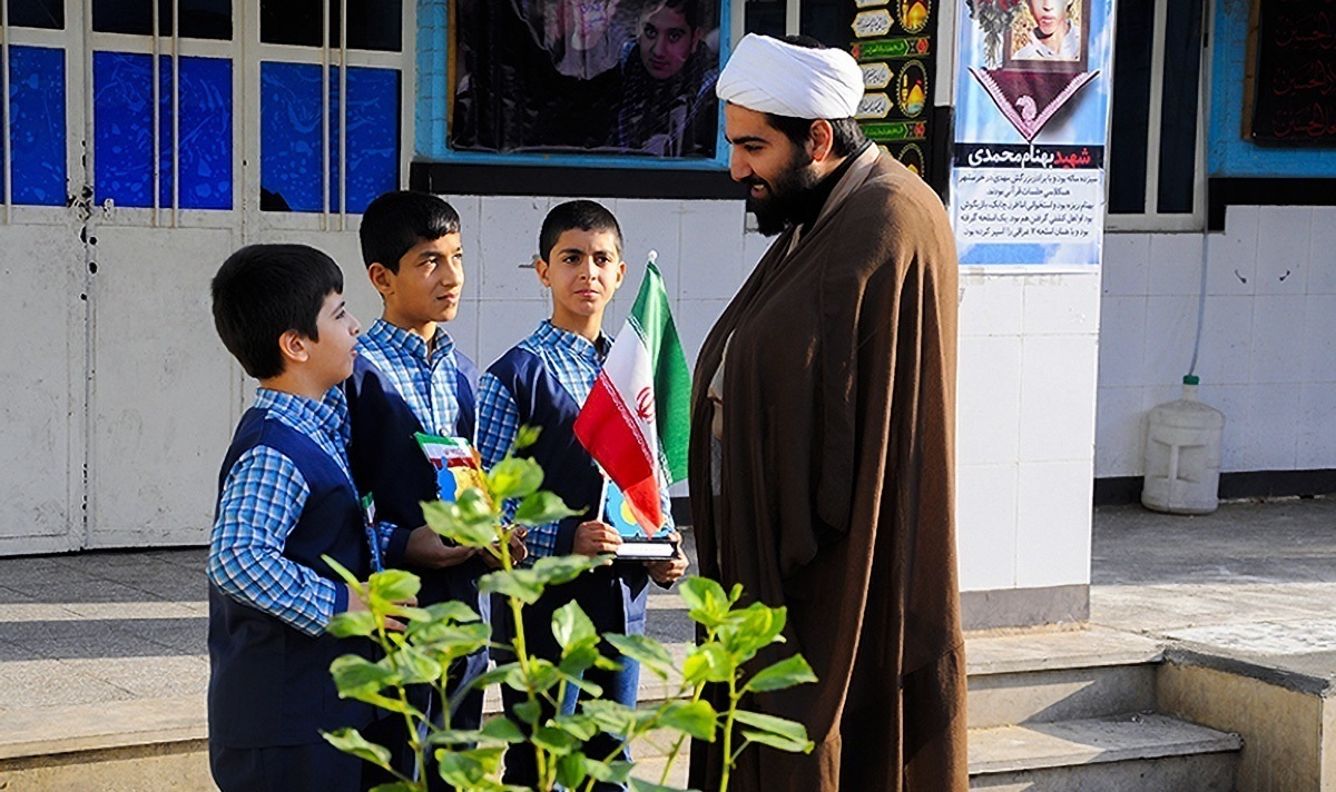 پس از برگزاری آزمون استخدامی معلمی، متوجه شدیم که ۳۵۰۰ نفر از پذیرفته‌شدگان، روحانی هستند