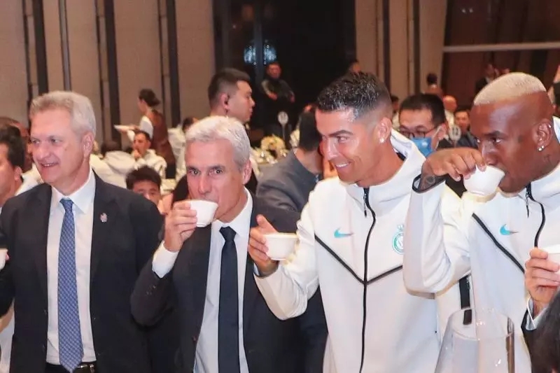 عکس| رونالدو در شنژن به صرف چای عکس| رونالدو در شنژن به صرف چای