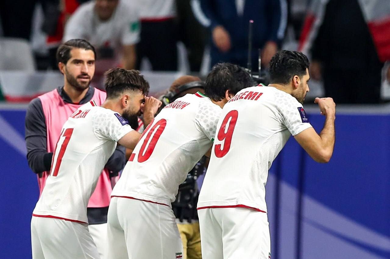 عکس| اقدام جنجالی طارمی و آزمون علیه هواداران اماراتی عکس| اقدام جنجالی طارمی و آزمون علیه هواداران اماراتی