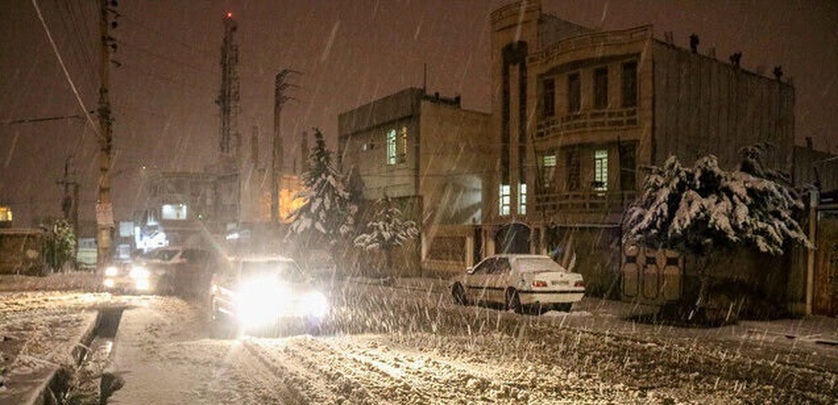 بارش شدید برف در محور‌های مواصلاتی شفت و بندرانزلی/ ارتفاع برف به ۷۵ سانتیمتر رسید