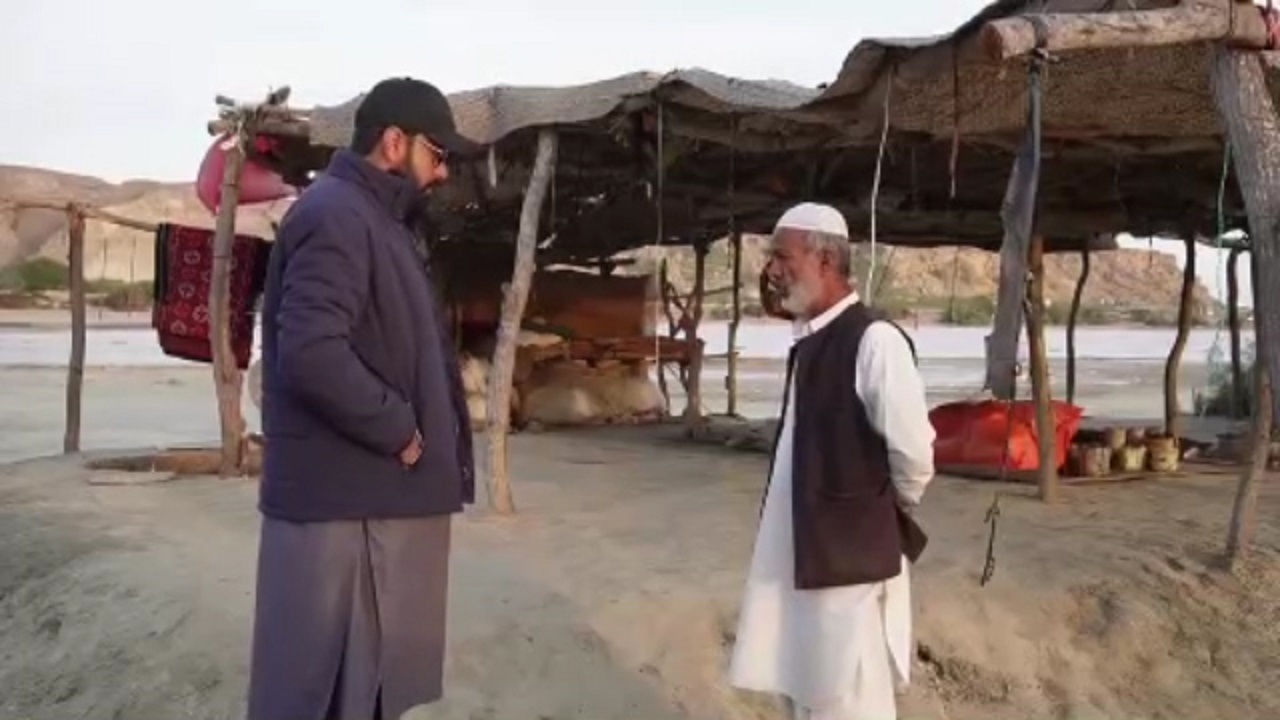 فیلم| تسلط حیرت‌انگیز یک دست‌فروش ایرانی در چابهار به 15 زبان!